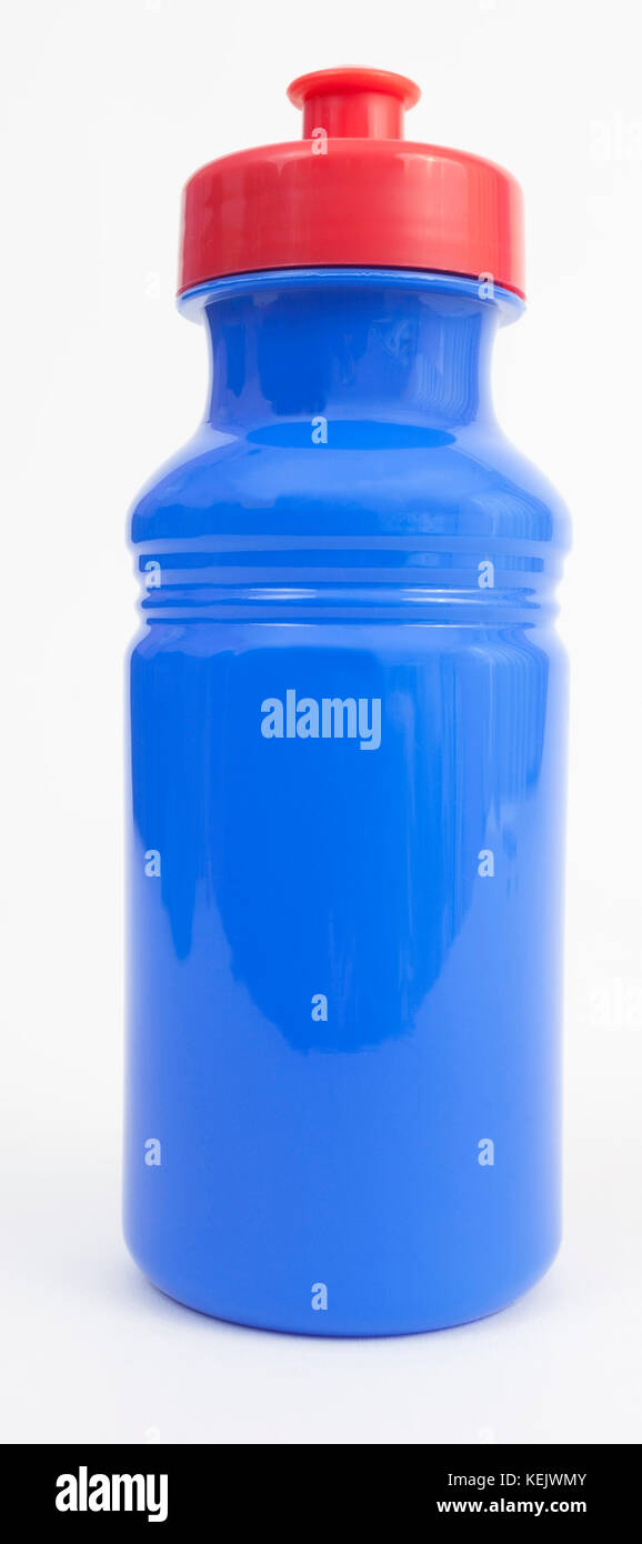 Isolato blu sport di acqua in bottiglia con tappo rosso. Foto Stock