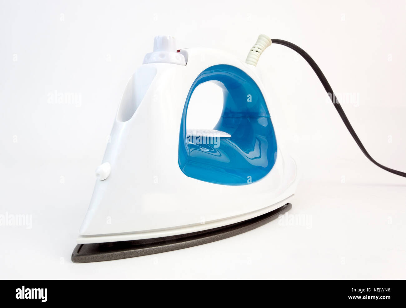 Bianco ferro da stiro a vapore con accenti di colore blu. Foto Stock