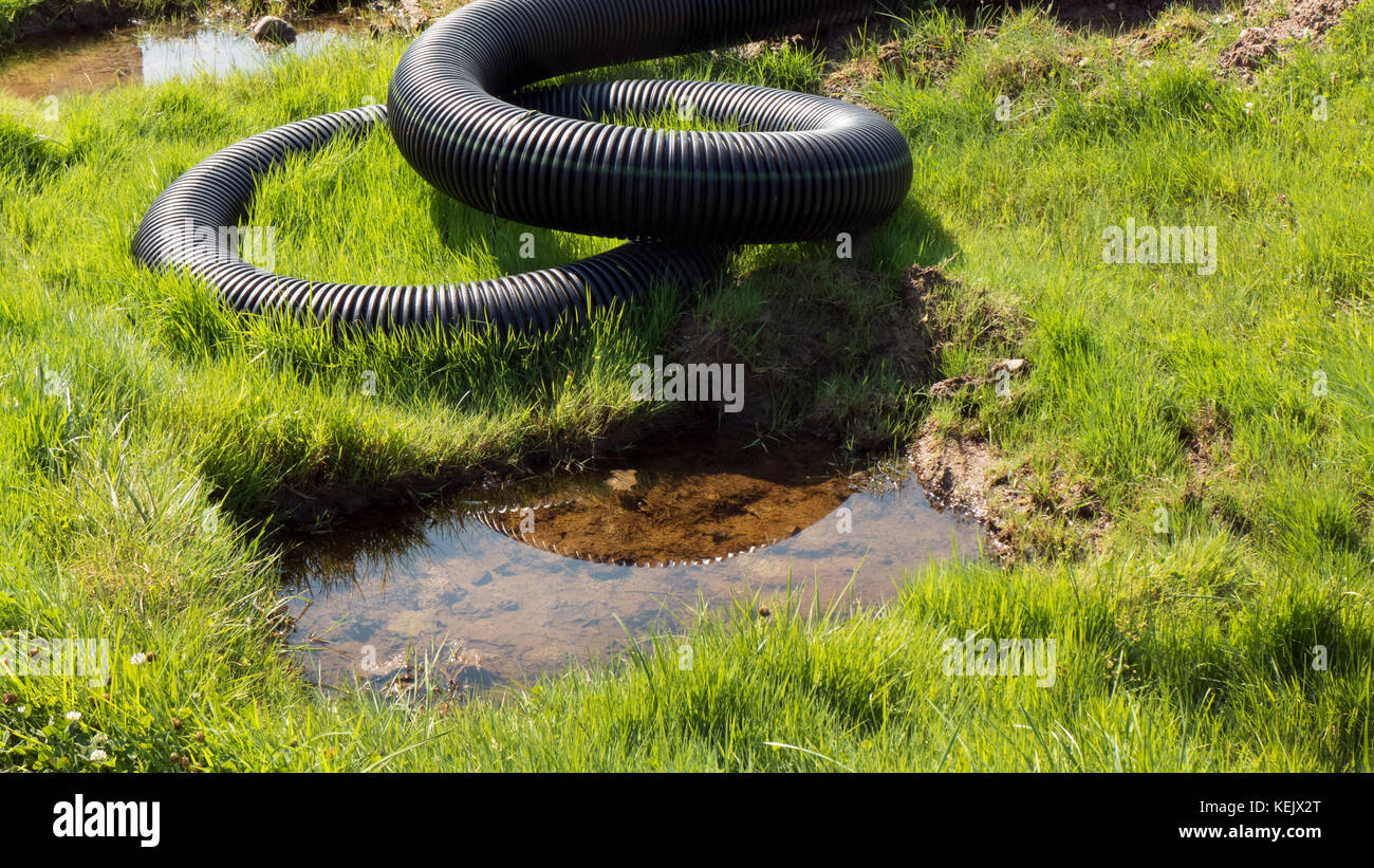 Flessibile della tubazione di drenaggio al sito in costruzione. Foto Stock