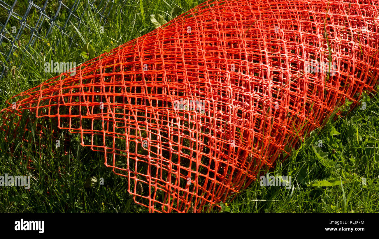 In plastica rosso recinzione temporanea sul sito in costruzione. Foto Stock