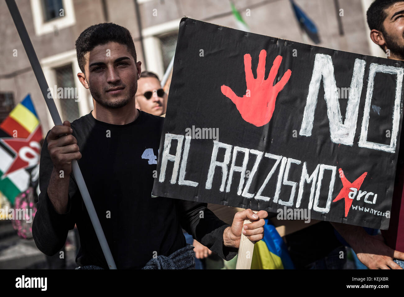 Roma, Italia. Xxi oct, 2017. i rifugiati e i richiedenti asilo marzo downtown durante la " non è reato' (non si tratta di un crimine) manifestazione nazionale per protestare contro il razzismo e per chiedere la giustizia e l uguaglianza. Credito: Giuseppe ciccia/Pacific press/alamy live news Foto Stock