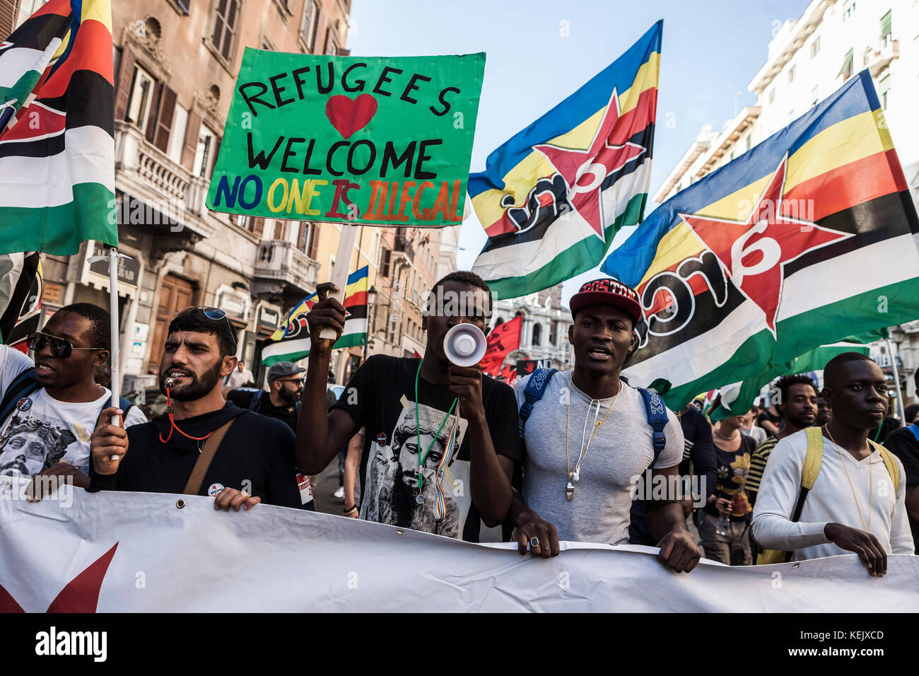 Roma, Italia. Xxi oct, 2017. i rifugiati e i richiedenti asilo marzo downtown durante la " non è reato' (non si tratta di un crimine) manifestazione nazionale per protestare contro il razzismo e per chiedere la giustizia e l uguaglianza. Credito: Giuseppe ciccia/Pacific press/alamy live news Foto Stock