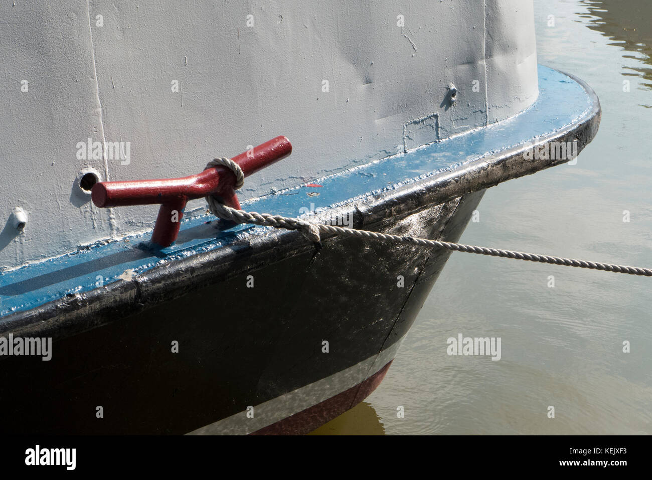 Nave legata al gancio di ormeggio Foto stock - Alamy