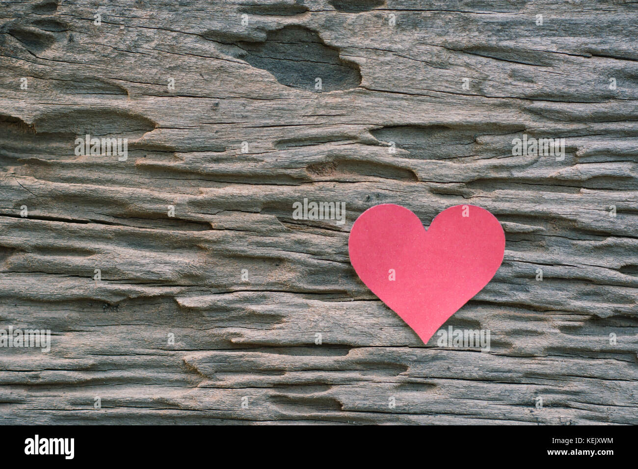 Rosso di carta vuoto nota con forma di cuore su grunge sfondo di legno Foto Stock