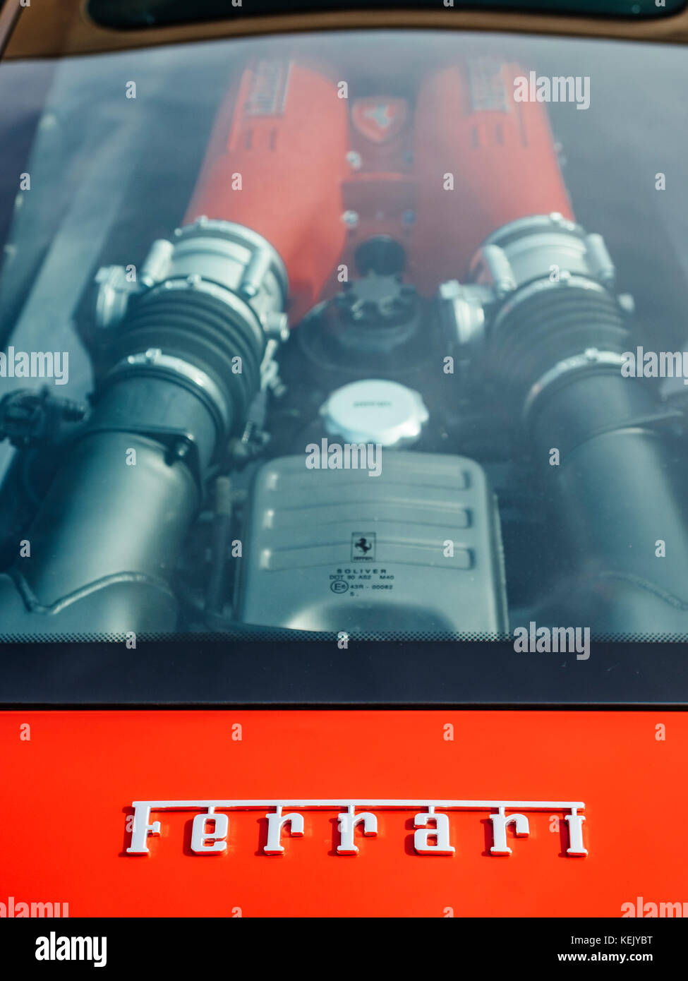 Ferrari F458 rossa, vano motore centrale e badge con il nome. Foto Stock