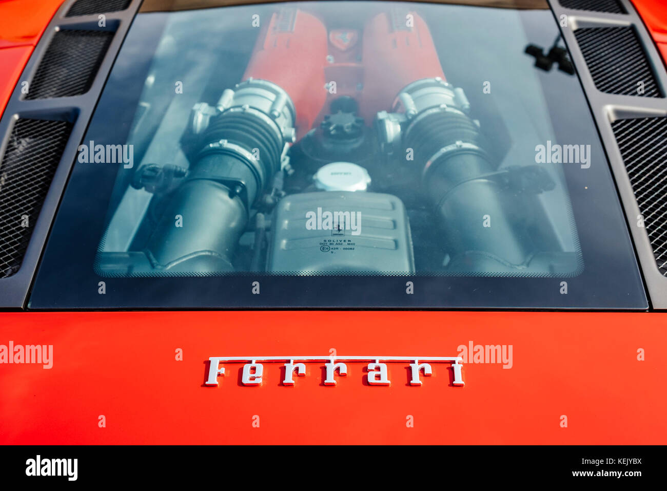 Rosso Ferrari F458 chiaro mid-vano motore e il nome distintivo. Foto Stock