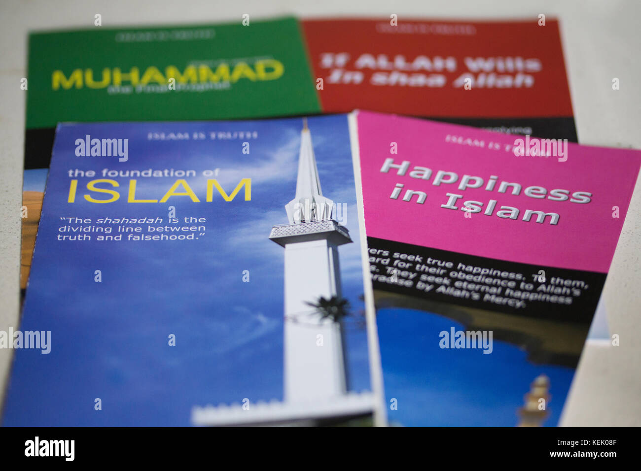 Una selezione di letteratura islamica trovato nella Moschea Nazionale della Malesia noto come Masjid Negara,situato a Kuala Lumpur Foto Stock