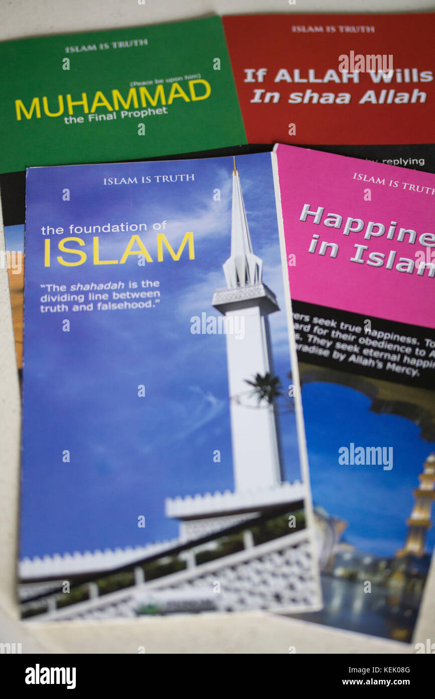 Una selezione di letteratura islamica trovato nella Moschea Nazionale della Malesia noto come Masjid Negara,situato a Kuala Lumpur Foto Stock
