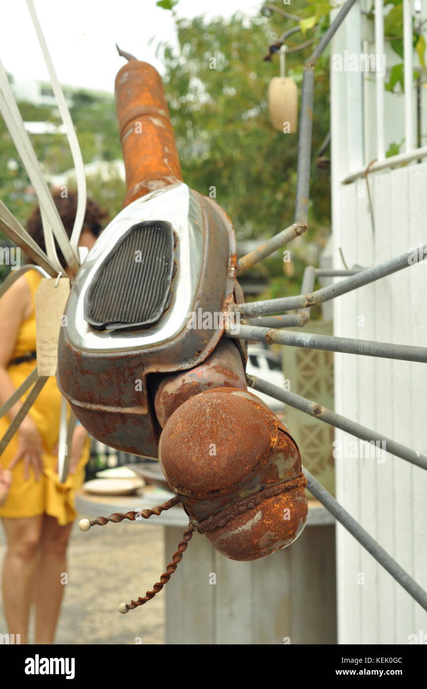 Libellula artistico costruito da vecchia motocicletta parti, garage vendita trail, Townsville, Queensland, Australia, 21-22nd di ottobre 2017 Foto Stock