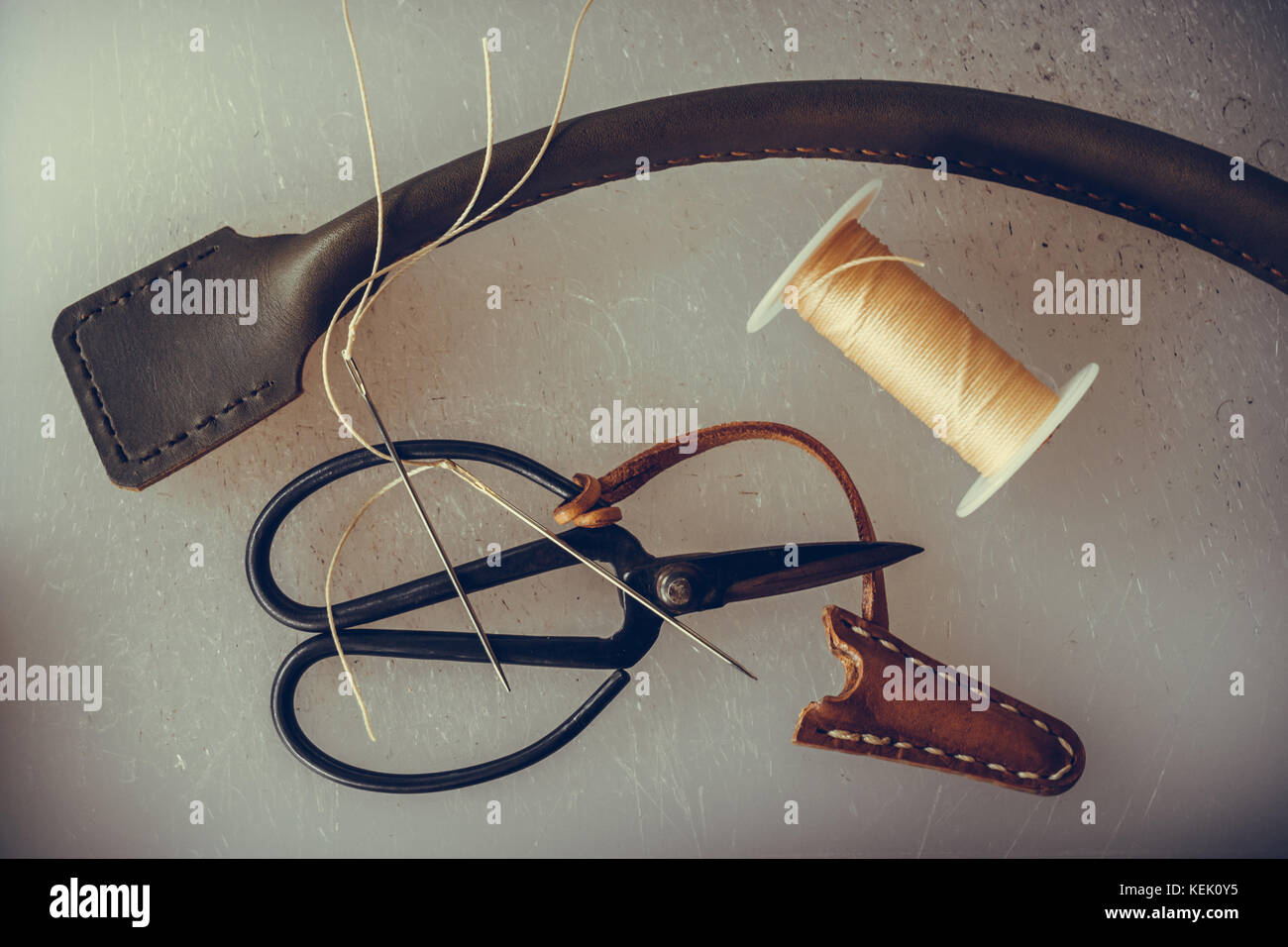 Diy strumenti artigianali per la borsa in pelle artigiano in plastica bianco tagliere. vintage e vista dall'alto dell'immagine. Foto Stock