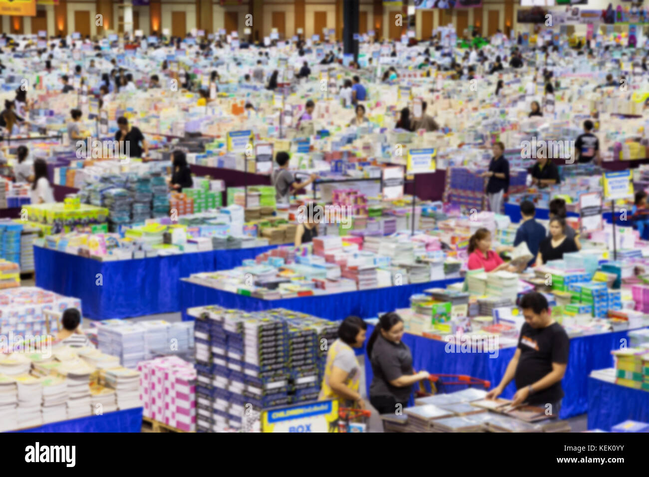 Blur people shopping nel Lupo cattivo prenota fiera evento. business e il concetto di istruzione. Foto Stock