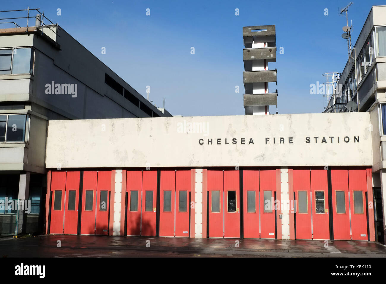 Chelsea Fire Station 264 Kings Road Londra. La stazione è stata aperta il 3 marzo 1965 Singer Adele ha mostrato il suo sostegno per i vigili del fuoco visitando Foto Stock