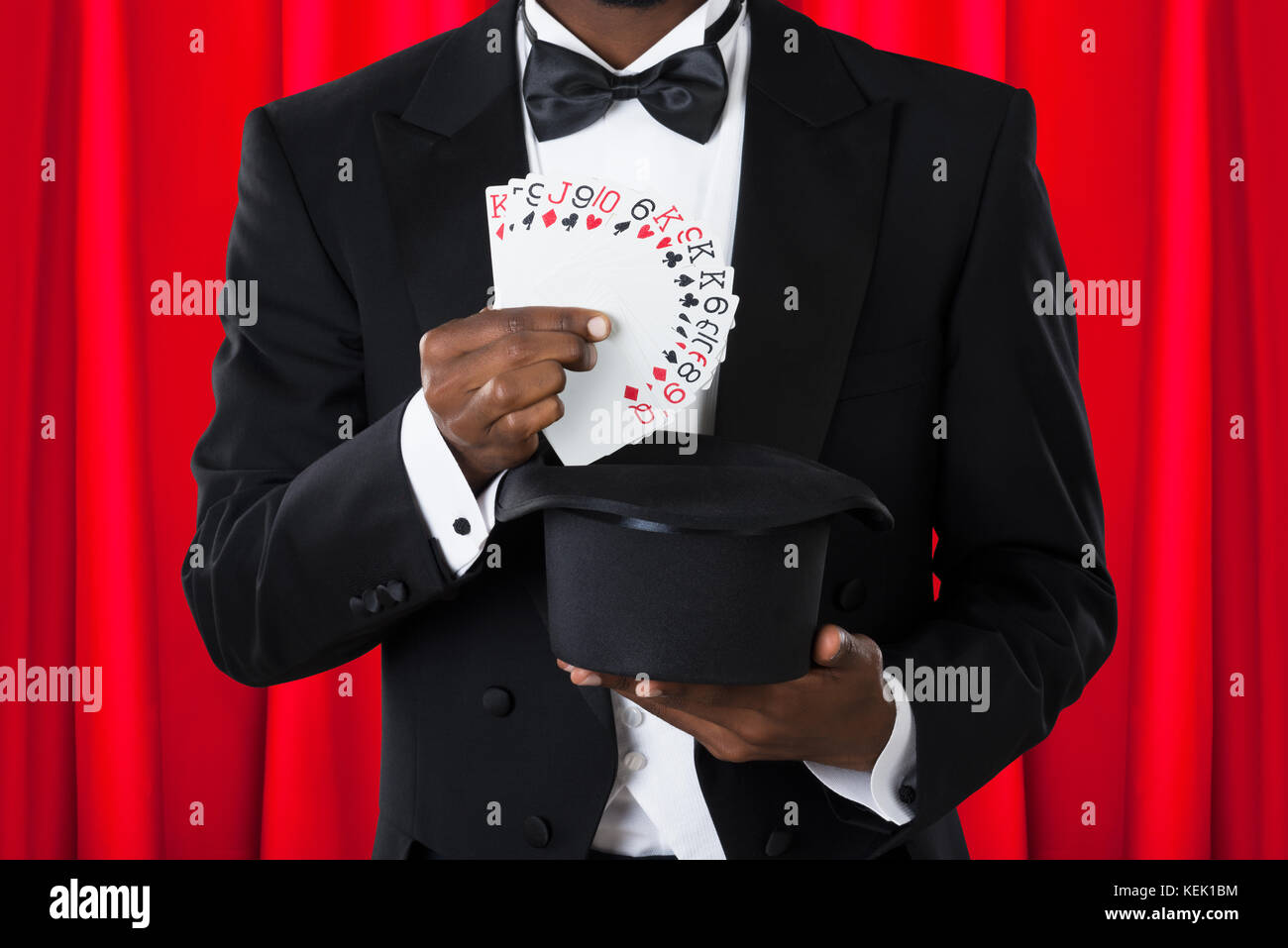 Close-up di un mago maschio con carte da gioco e Hat Foto Stock