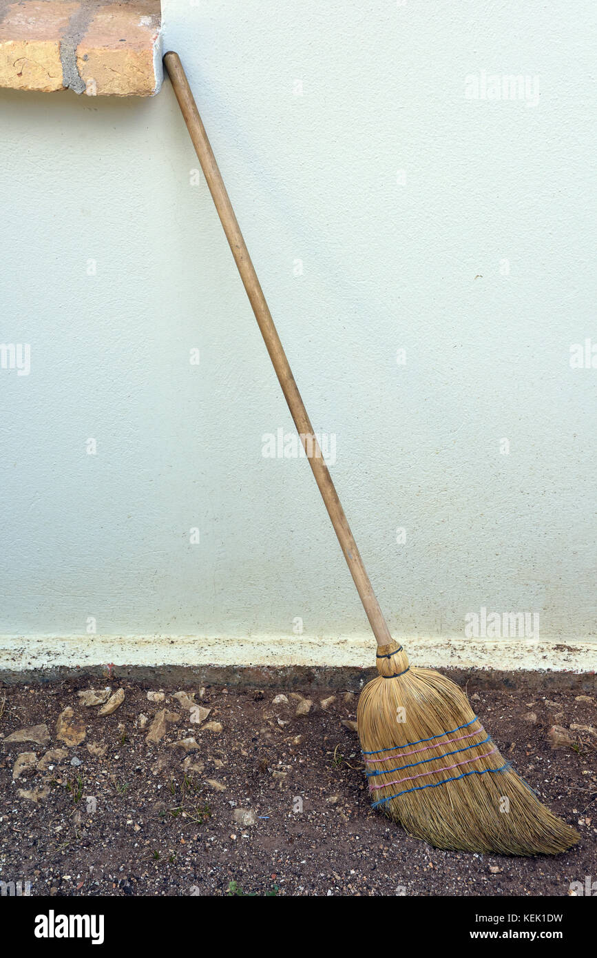 Spazzole e scope per la pulizia immagini e fotografie stock ad alta  risoluzione - Alamy