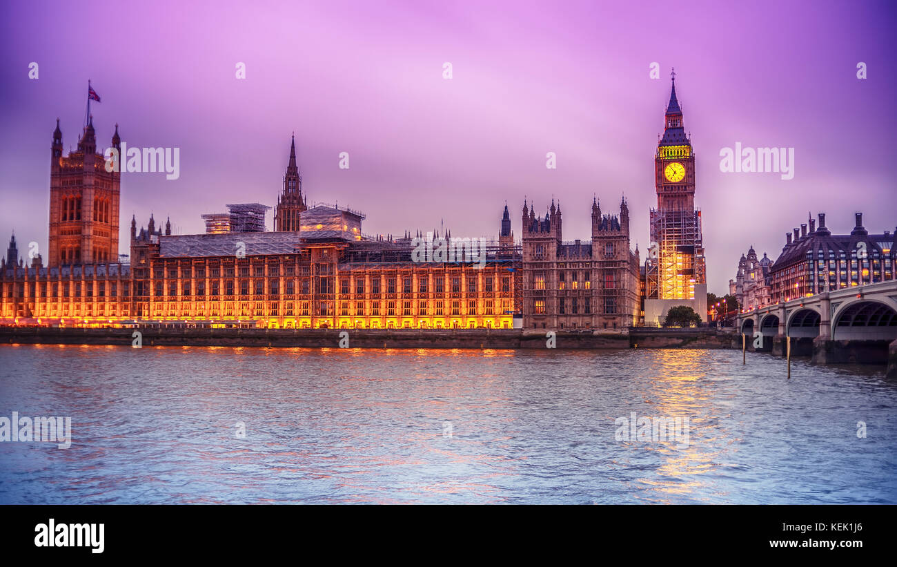 London, Regno Unito: il Palazzo di Westminster con il Big Ben, Elizabeth tower, visto attraverso il fiume Tamigi Foto Stock