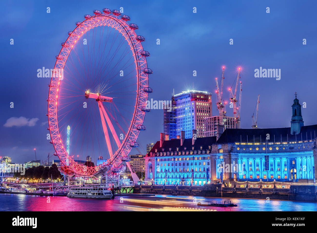 Inghilterra, Regno Unito: London Eye, una gigantesca ruota panoramica sulla banca del fiume Tamigi Foto Stock