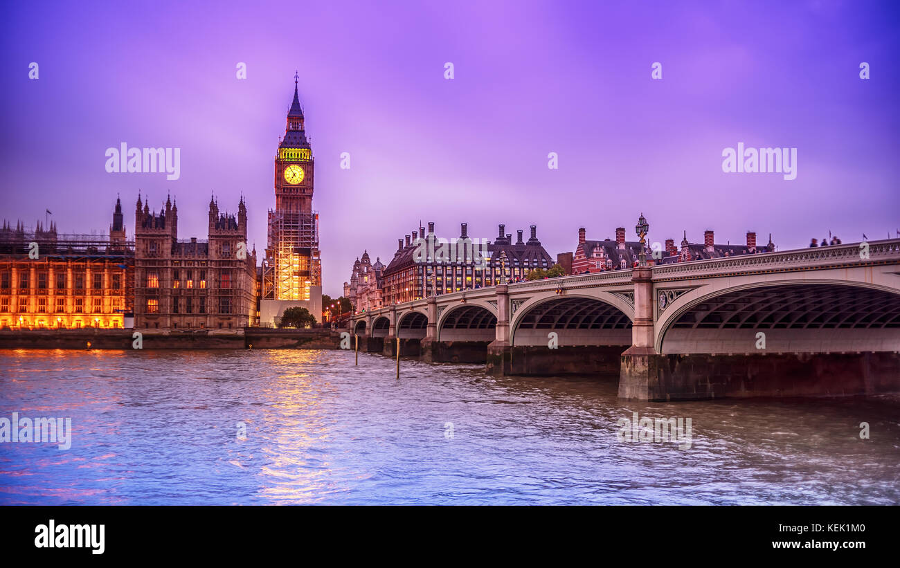 London, Regno Unito: il Palazzo di Westminster con il Big Ben, Elizabeth tower, visto attraverso il fiume Tamigi Foto Stock