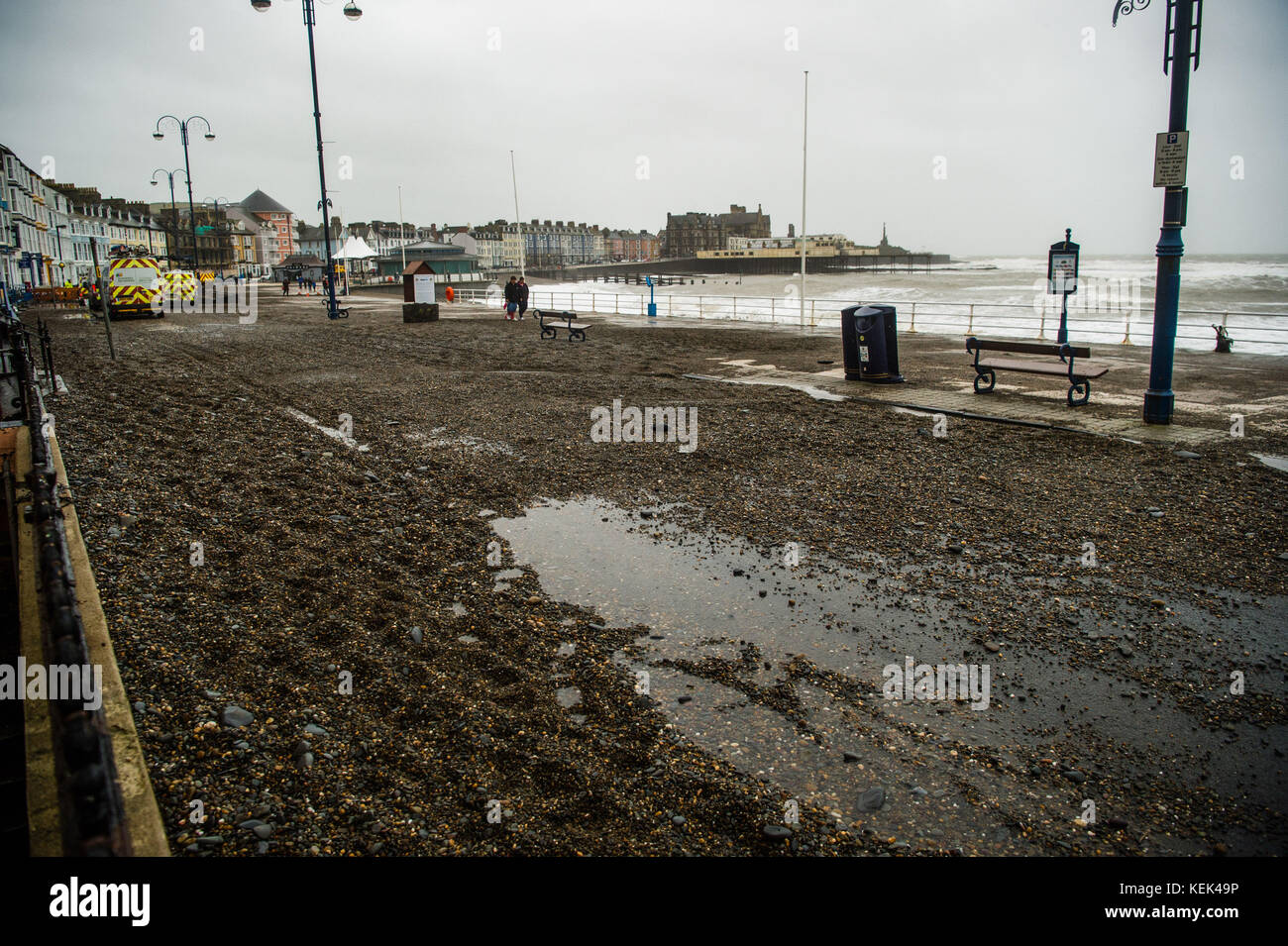 Aberystwyth Galles Regno Unito, sabato 21 ottobre 2017 Regno Unito Meteo: la tempesta Brian, la seconda tempesta denominata della stagione, con venti che arrivano fino a 70 km/h, combinata con un'alta marea primaverile, ha portato devastazione al lungomare di Aberystwyth l'agenzia governativa Natural Resources Wales ha emesso avvisi di inondazione per le aree costiere, e il lungomare di Aberystwyth è stato chiuso ai veicoli a causa delle rocce e dei detriti disseminati lungo la strada e della necessità di riparare la fornitura di energia elettrica Photo Credit: Keith Morris/Alamy Live News: keith morris/Alamy Live News Foto Stock