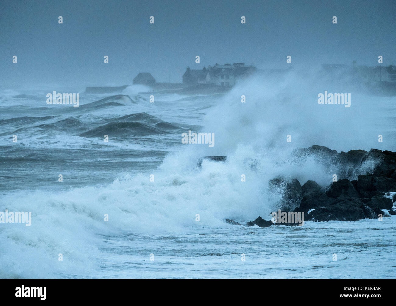 Mare grosso e tempesta vigore venti, Rhosneigr, Anglesey, Galles del Nord, Regno Unito Foto Stock