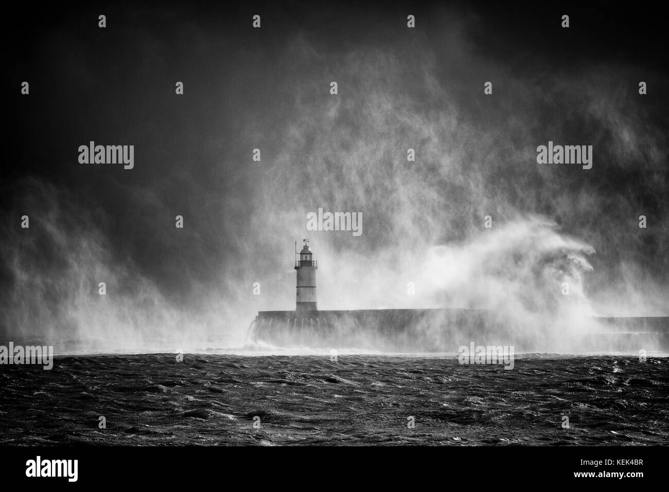 Newhaven, sussex. Xxi oct, 2017. uk meteo. enorme onde infrangersi su newhaven faro sulla costa sud oggi come Brian Storm colpisce il regno unito oggi. Credito: kelvin atkins uk/alamy live news Foto Stock