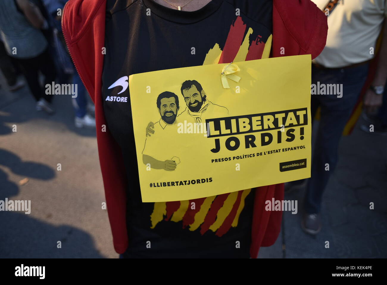 Barcellona, Spagna. 21 ottobre 2017. Dimostrazione contro l'incarcerazione dei leader catalani Jordi Sánchez e Jordi Cuixart a Barcellona. Migliaia di persone chiedono la loro liberazione e la proclamazione della Repubblica di Catalogna. Crediti: Carles Desfilis / Alamy Live News Foto Stock