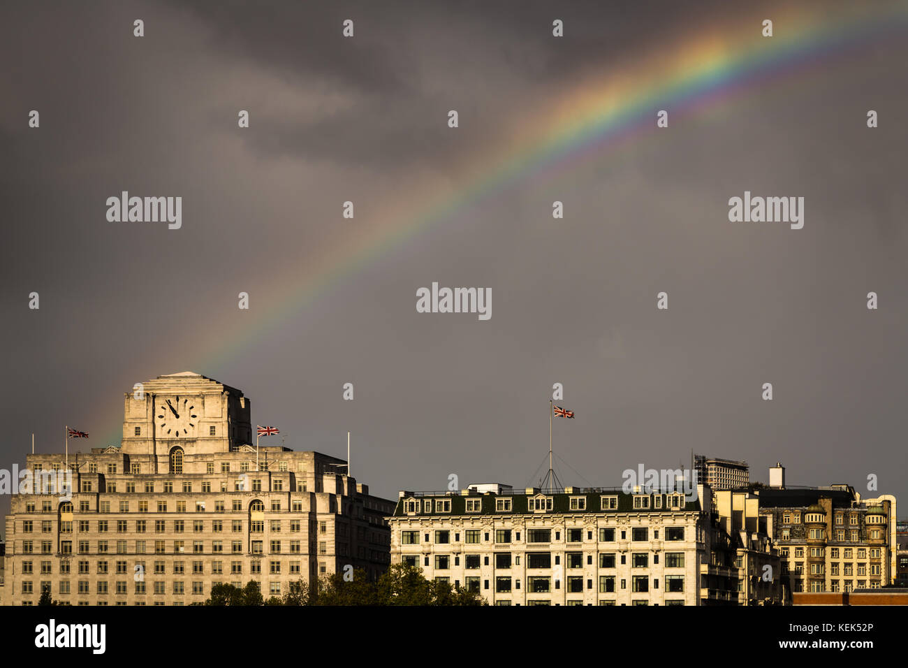 Londra, Regno Unito. Xxi oct, 2017. Regno Unito Meteo: Brian Storm porta un arcobaleno di rottura su Shell Mex House e Savoy Hotel edifici. Credito: Guy Corbishley/Alamy Live News Foto Stock