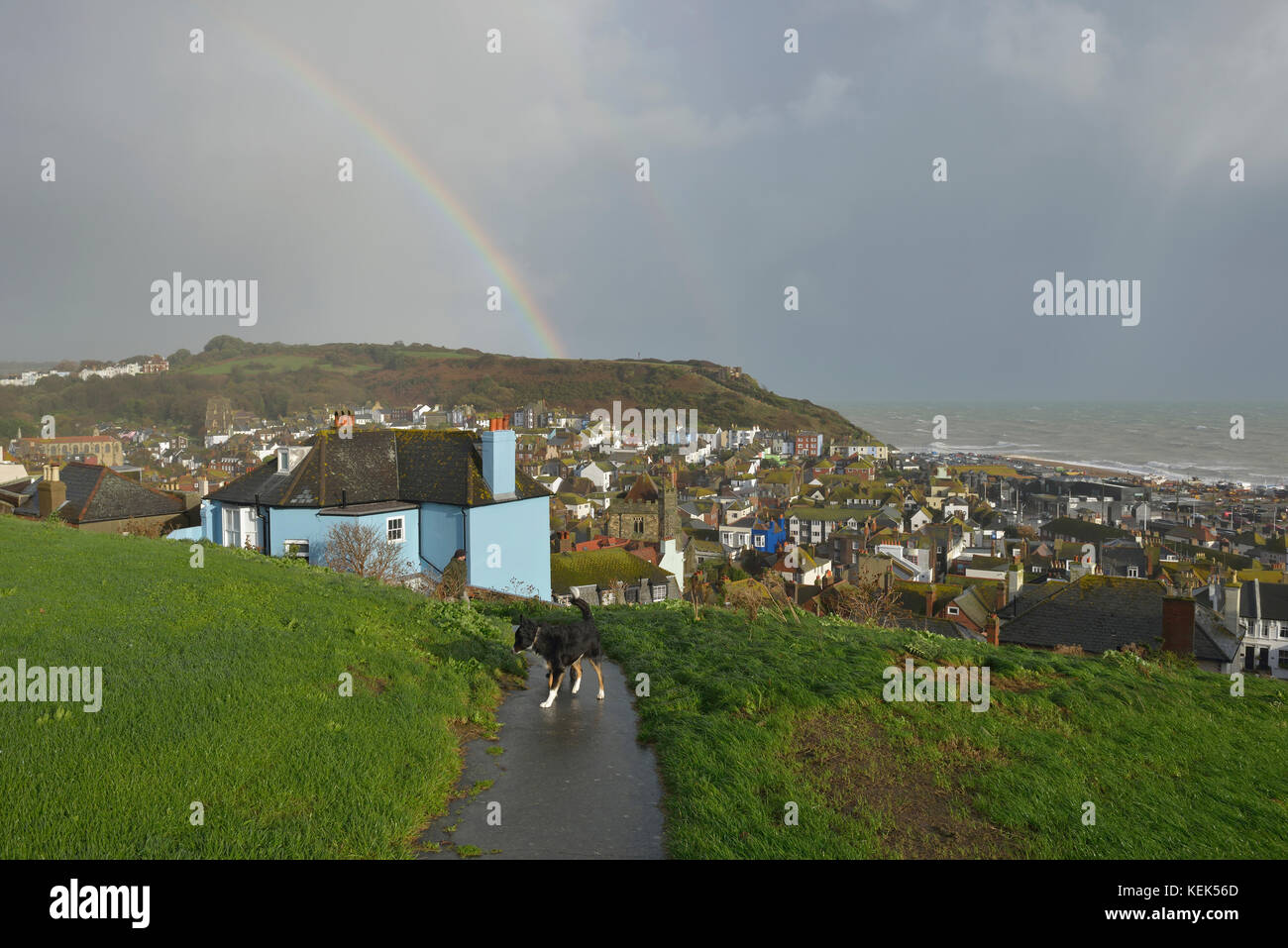 Hastings, East Sussex, Regno Unito. Un arcobaleno si rompe su Hastings old town durante una pausa dalla tempesta Brian che sta colpendo la costa sud dell'Inghilterra. Foto Stock