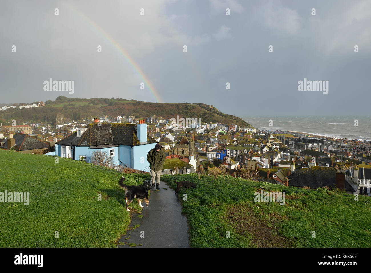 Hastings, East Sussex, Regno Unito. Il 21 ottobre 2017. Un arcobaleno si rompe su Hastings old town durante una pausa dalla tempesta Brian che sta colpendo la costa sud dell'Inghilterra. Foto Stock