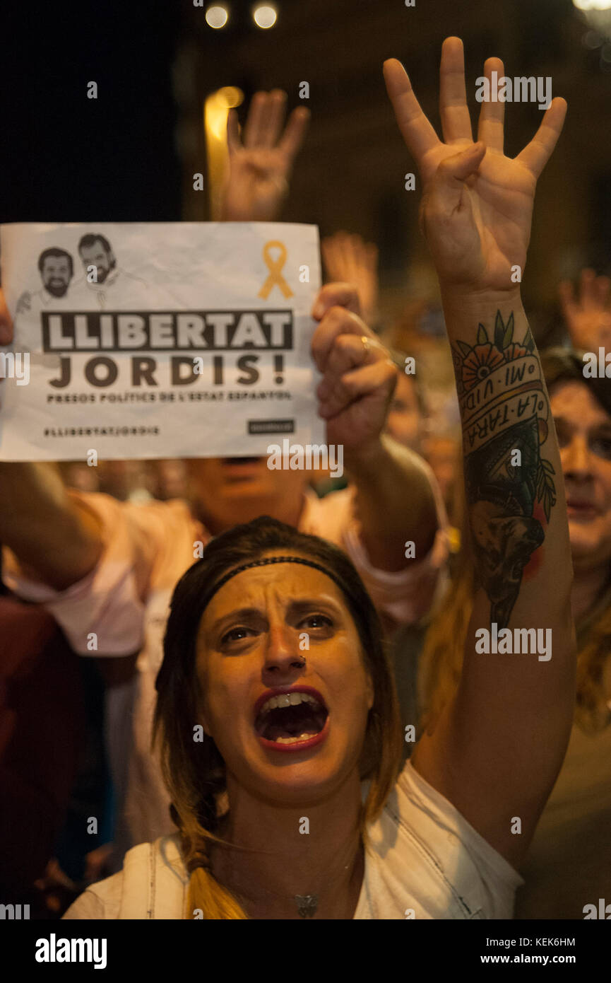 Barcellona, in Catalogna. Ottobre 21, 2017. I dimostranti prendere parte a una protesta contro la decisione del giudice nazionale di incarcerare i responsabili della vita civile, in Barcellona. Il governo spagnolo ha spostato decisamente Sabato per l'uso precedentemente non sfruttate il potere costituzionale in modo che possa prendere il controllo della Catalogna e far deragliare il movimento indipendentista guidato da politici separatisti nella fiorente area industriale. Credito: Charlie Perez/Alamy Live News Foto Stock