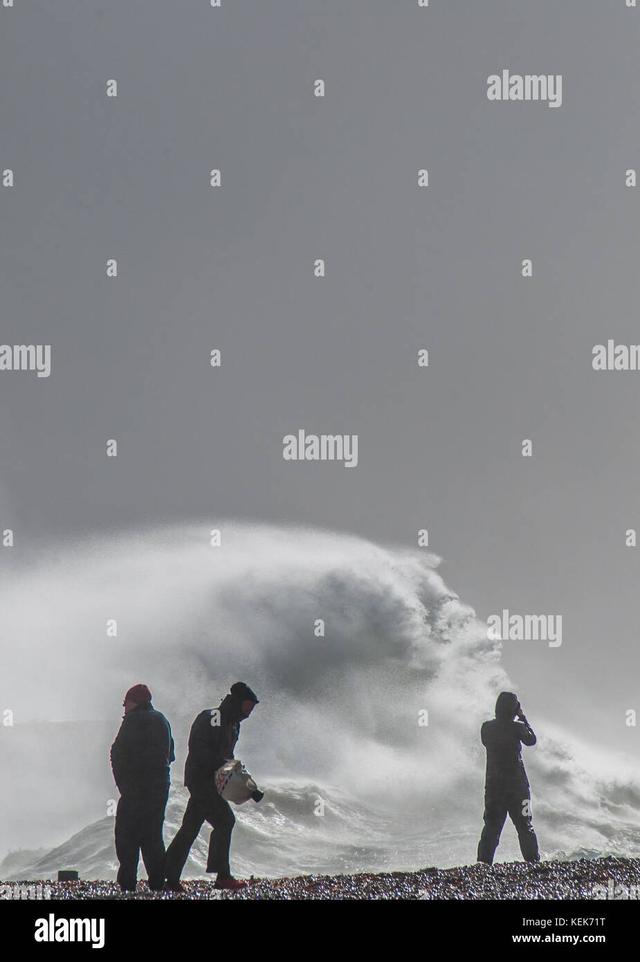 Newhaven, East Sussex, Regno Unito. 21 ottobre.Scene Impressionanti sulla costa meridionale mentre il vento di Storm Brian frusta il mare in una frenesia. Molti fotografi e turisti si sono introndati per testimoniare lo spettacolo. Foto Stock