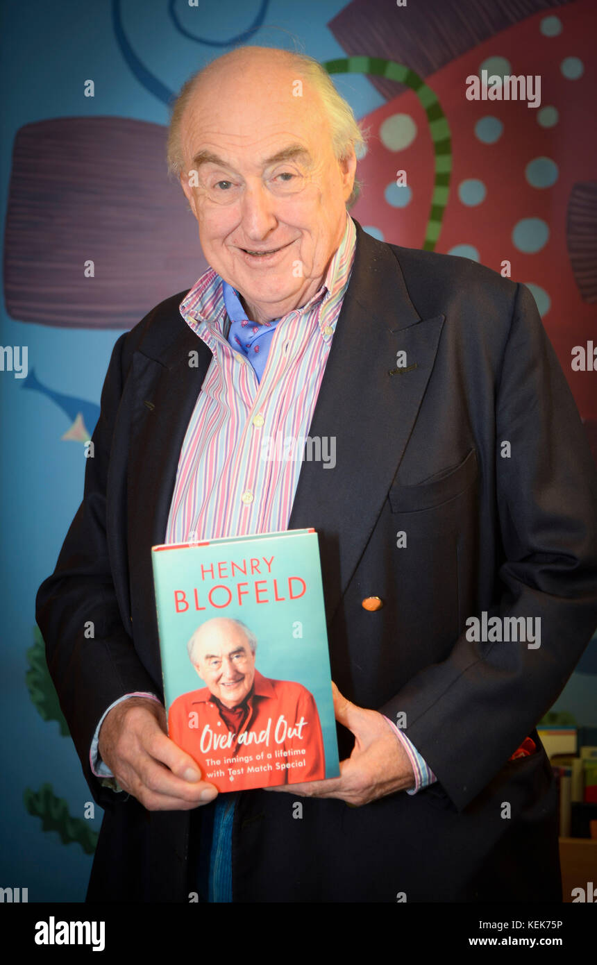 Henry blofeld presso il dorchester festival letterario. foto: henry blofeld credito: finnbarr webster/alamy live news Foto Stock