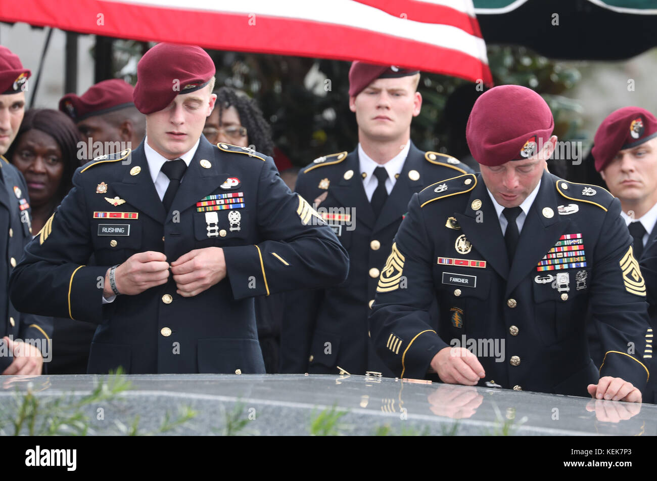 Piedi Lauderdale, Florida, Stati Uniti. 23 ottobre 2017. I membri del 3rd Special Forces Group Airborne 2nd Battalion lasciano spille e salutano la bara dopo la sepoltura di Army Sgt. La David Johnson agli Hollywood Memorial Gardens. Johnson stava lavorando con le forze speciali dell'esercito americano nell'Africa nordoccidentale quando i militanti islamici li attaccarono il 4 ottobre, vicino al confine con il Niger. Mike Stocker, South Florida Sun-Sentinel credito: Sun-Sentinel/ZUMA Wire/Alamy Live News Foto Stock