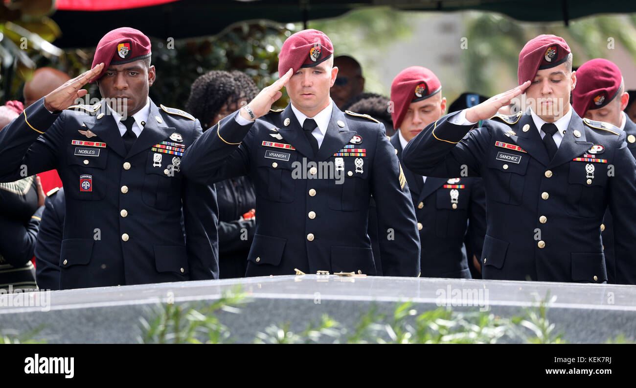 Piedi Lauderdale, Florida, Stati Uniti. 23 ottobre 2017. I membri del 3rd Special Forces Group Airborne 2nd Battalion lasciano spille e salutano la bara dopo la sepoltura di Army Sgt. La David Johnson agli Hollywood Memorial Gardens. Johnson stava lavorando con le forze speciali dell'esercito americano nell'Africa nordoccidentale quando i militanti islamici li attaccarono il 4 ottobre, vicino al confine con il Niger. Mike Stocker, South Florida Sun-Sentinel credito: Sun-Sentinel/ZUMA Wire/Alamy Live News Foto Stock