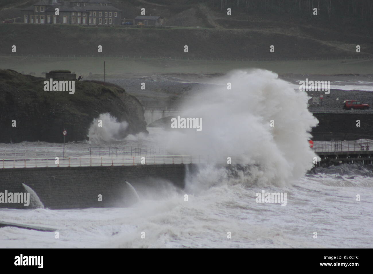 Aberystwyth Galles Regno Unito meteo 22 ottobre 2017 dopo un'altra notte di violenze, Brian sembra aver fatto il suo peggio causando danni e disagi alla città costiera gallese . la gente cammina sul lungomare in una mattinata ferocemente ventosa. Crediti: mike davies/Alamy Live News Foto Stock