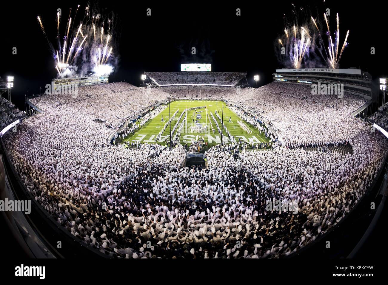 University Park, Pennsylvania, USA. Xxi oct, 2017. Ottobre 21, 2017: Fuochi d'artificio durante un bianco prima del NCAA Football gioco tra il Michigan Ghiottoni e Penn State Nittany Lions a Beaver Stadium nel Parco di Università, Pennsylvania. Credito: Scott Taetsch/ZUMA filo/Alamy Live News Foto Stock