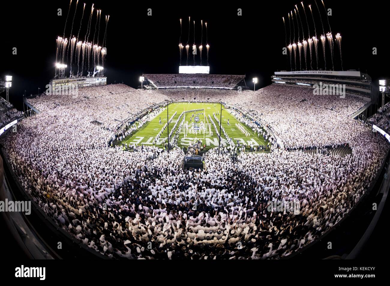 University Park, Pennsylvania, USA. Xxi oct, 2017. Ottobre 21, 2017: Fuochi d'artificio durante un bianco prima del NCAA Football gioco tra il Michigan Ghiottoni e Penn State Nittany Lions a Beaver Stadium nel Parco di Università, Pennsylvania. Credito: Scott Taetsch/ZUMA filo/Alamy Live News Foto Stock