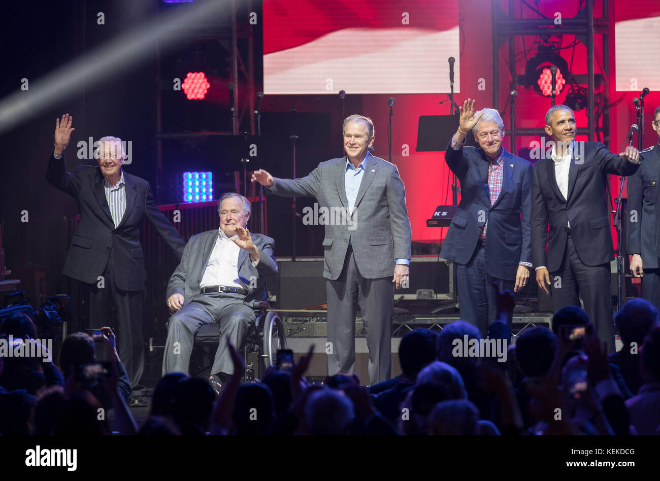 College Station, Texas USA 21 ottobre 2017: I cinque ex presidenti americani viventi sul palco della Texas A&M University's Reed Arena per un concerto di benefici One America Appel e fondi per l'uragano e il soccorso delle tempeste. Da sinistra a destra, ex presidenti Jimmy carter, George H.W. Bush, George W. Bush, Bill Clinton e Barack Obama appaiono a metà del concerto. Credit: Bob Daemmrich/Alamy Live News Foto Stock