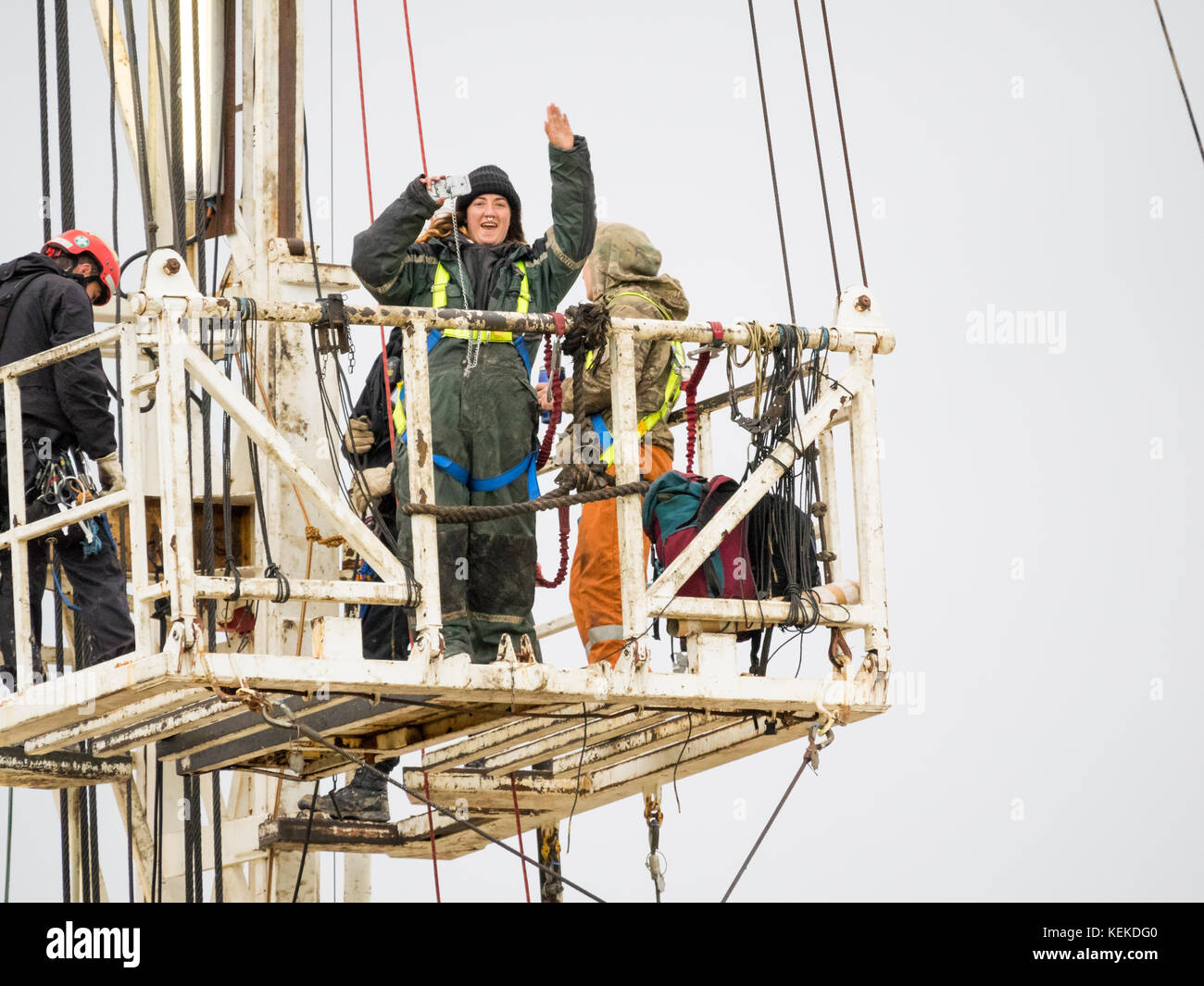 Kirby Misperton, North Yorkshire, Regno Unito. 22 ottobre, 2017. Specialista di arrampicata di polizia team chiamato in per rimuovere anti-fracking contestatori dalla piattaforma di perforazione Credito: Richard Burdon/Alamy Live News Foto Stock