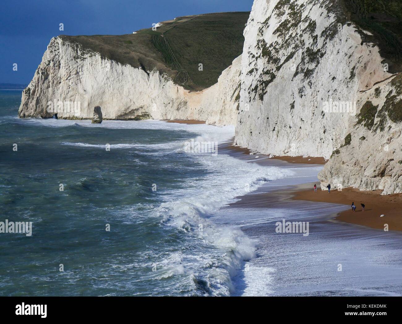 Porta di Durdle, Dorset, Regno Unito. 22 ott 2017. Regno Unito Meteo. Per coloro che godono di una giornata soleggiata sulla costa Sud di Dorset. Credito: DTNews/Alamy Live Foto Stock