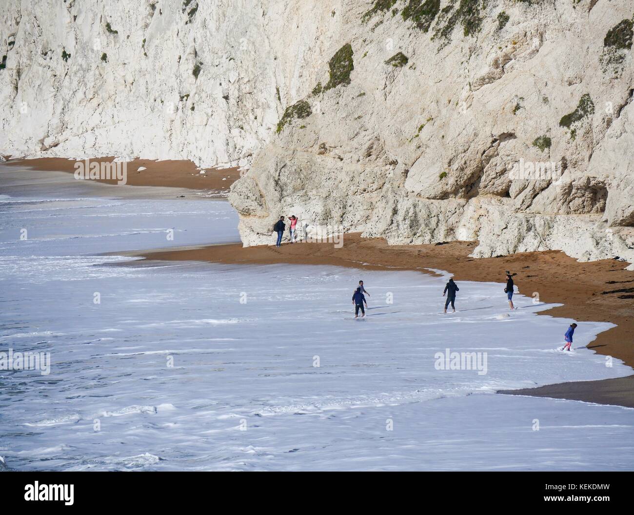 Porta di Durdle, Dorset, Regno Unito. 22 ott 2017. Regno Unito Meteo. Per coloro che godono di una giornata soleggiata sulla costa Sud di Dorset. Credito: DTNews/Alamy Live Foto Stock