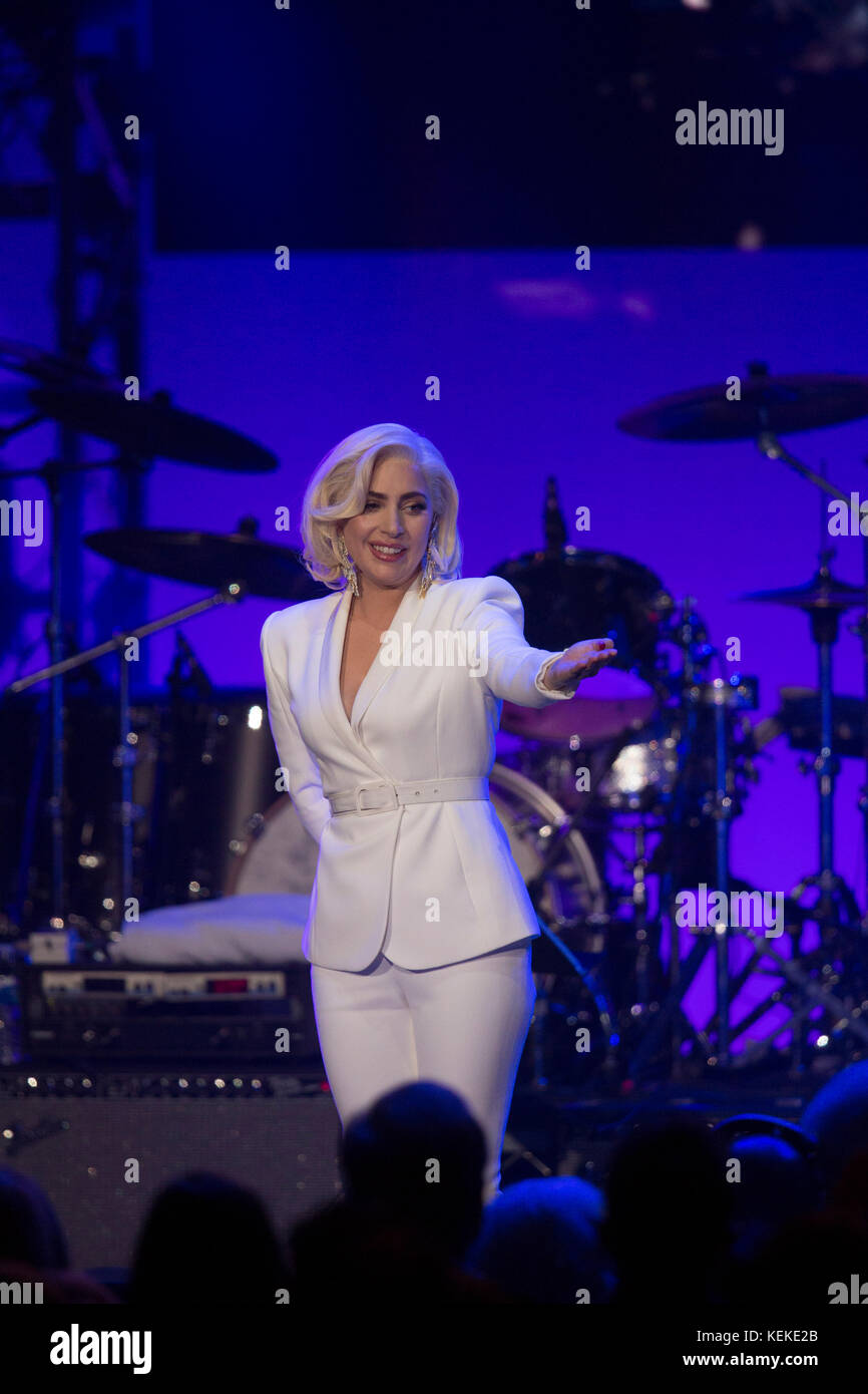 College Station, Texas USA 21 ottobre 2017: La cantante Lady Gaga si esibisce sul palco al concerto One America Appeal e finanziatore per uragano e soccorso alle tempeste. Ex presidenti degli Stati Uniti Jimmy carter, George H.W. Bush, George W. Bush, Bill Clinton e Barack Obama hanno ospitato l'evento, tenutosi alla Reed Arena, nel campus della Texas A&M University. Credit: Bob Daemmrich/Alamy Live News Foto Stock