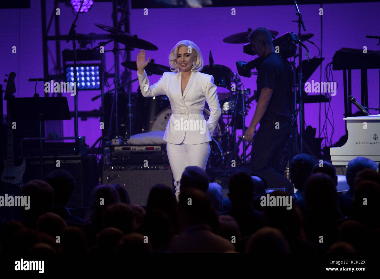 College Station, Texas USA 21 ottobre 2017: La cantante Lady Gaga si esibisce sul palco al concerto One America Appeal e finanziatore per uragano e soccorso alle tempeste. Ex presidenti degli Stati Uniti Jimmy carter, George H.W. Bush, George W. Bush, Bill Clinton e Barack Obama hanno ospitato l'evento, tenutosi alla Reed Arena, nel campus della Texas A&M University. Credit: Bob Daemmrich/Alamy Live News Foto Stock