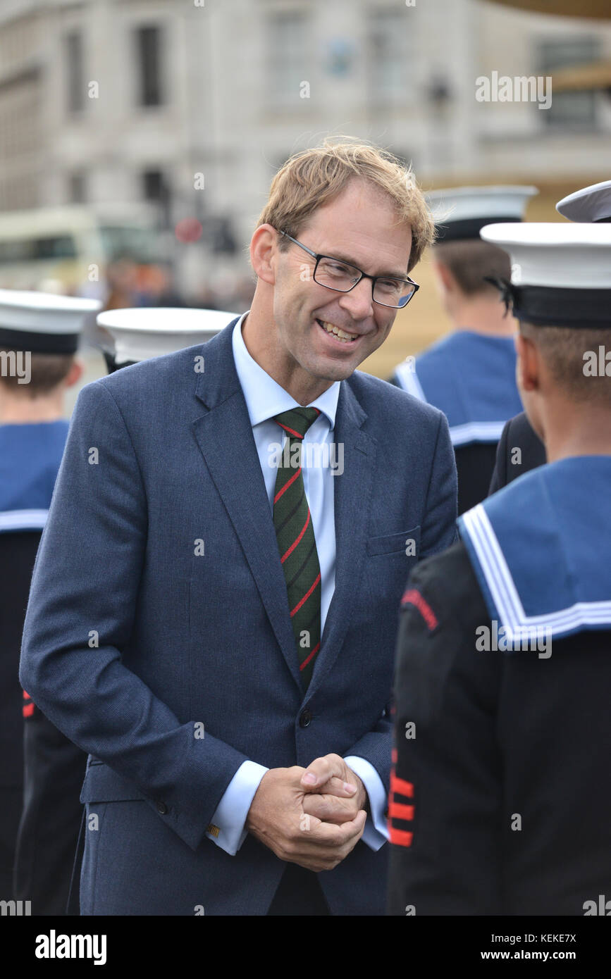 Londra, Regno Unito. 22 ottobre 2017. Tobias Ellwood, deputato. La parata di Trafalgar Day, dalle guardie a cavallo a Trafalgar Square, dove prendono parte oltre 400 cadetti marini per commemorare la battaglia in mare vinta dall'ammiraglio Horatio Lord Nelson. Crediti: Matthew Chattle/Alamy Live News Foto Stock