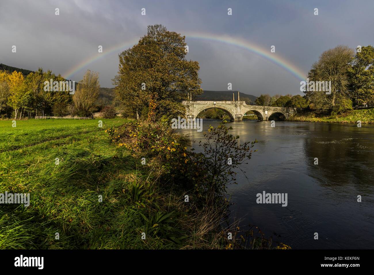 Aberfeldy, Scotland, Regno Unito. 22 ottobre, 2017. un arcobaleno archi sopra la parte superiore del tay bridge in Aberfeldy. Inaugurato nel 1735 dal generale Wade e progettato da William adam, il ponte che ancora porta il traffico stradale dalle highlands int aberfeldy. Credito: ricca di Dyson/alamy live news Foto Stock