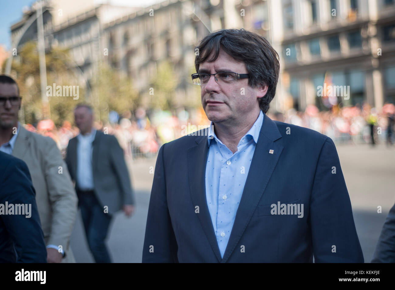 Barcellona, Spagna. 21 Ottobre 2017. Barcellona. Il presidente della Catalogna, Carles Puigdemon, arriva alla manifestazione contro l'incarcerazione dei leader catalani Jordi Sánchez (ANC) e Jordi Cuixart (Òmnium Cultural) e l'intervento dello Stato spagnolo nel governo della Catalogna attraverso l'articolo 155 della Costituzione, mai utilizzato prima. Tutti i principali membri del governo catalano hanno partecipato alla manifestazione per chiedere il ritiro del governo di Madrid. Credit: Alamy / Carles Desfilis Foto Stock