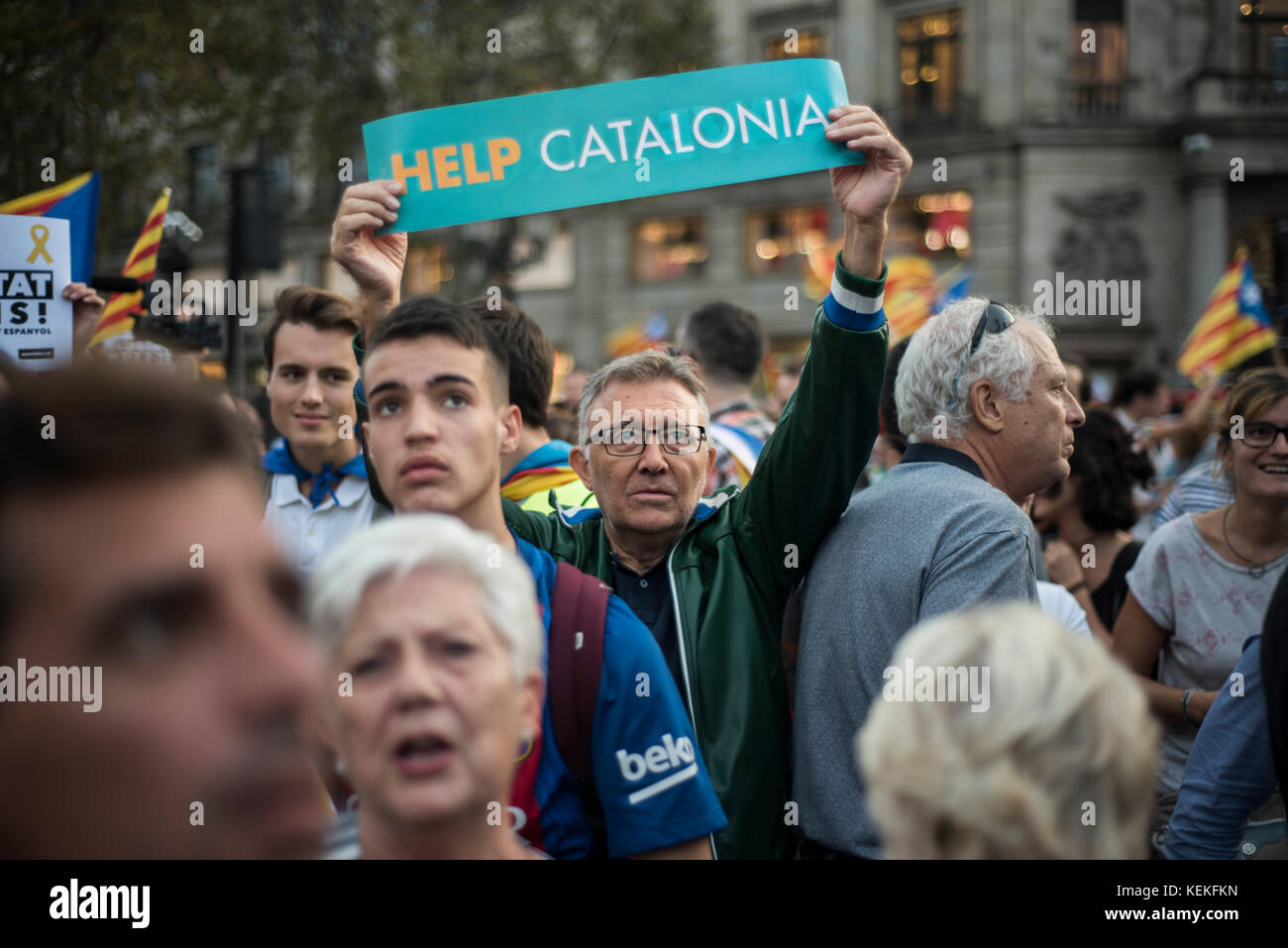 Barcellona, Spagna. 21 Ottobre 2017. Barcellona. L'uomo ha un poster nella manifestazione contro l'incarcerazione dei leader catalani Jordi Sánchez (ANC) e Jordi Cuixart (Òmnium Cultural) e l'intervento dello Stato spagnolo nel governo della Catalogna. Il governo spagnolo ha annunciato l'intervento dell'autogoverno catalano attraverso l'articolo 155 della Costituzione, mai usato prima. Tutti i principali membri del governo catalano hanno partecipato alla manifestazione per chiedere il ritiro del governo di Madrid. Credit: Alamy / Carles Desfilis Foto Stock