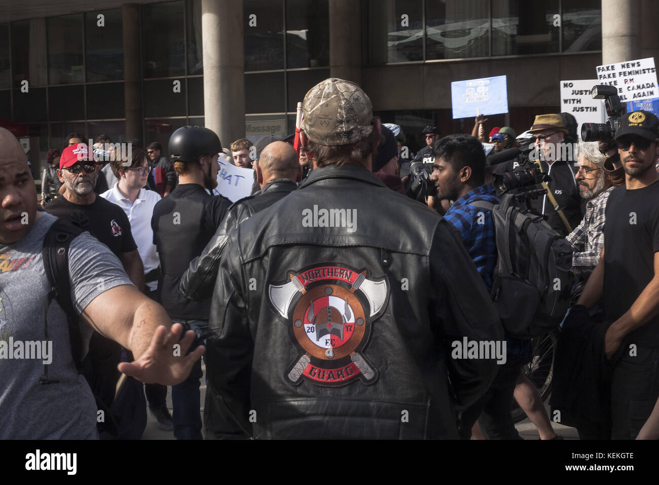 Toronto, Ontario, Canada. 22 ottobre 2017. Un piccolo numero di manifestanti protesta infastidisce il governo del primo ministro Justin Trudeau ed è stato contento da un gruppo più grande di fronte al municipio di Toronto, la violenza si rompe quando la polizia ha dovuto separare discussioni più feverose tra i due gruppi. Crediti: Joao De Franco/ZUMA Wire/Alamy Live News Foto Stock