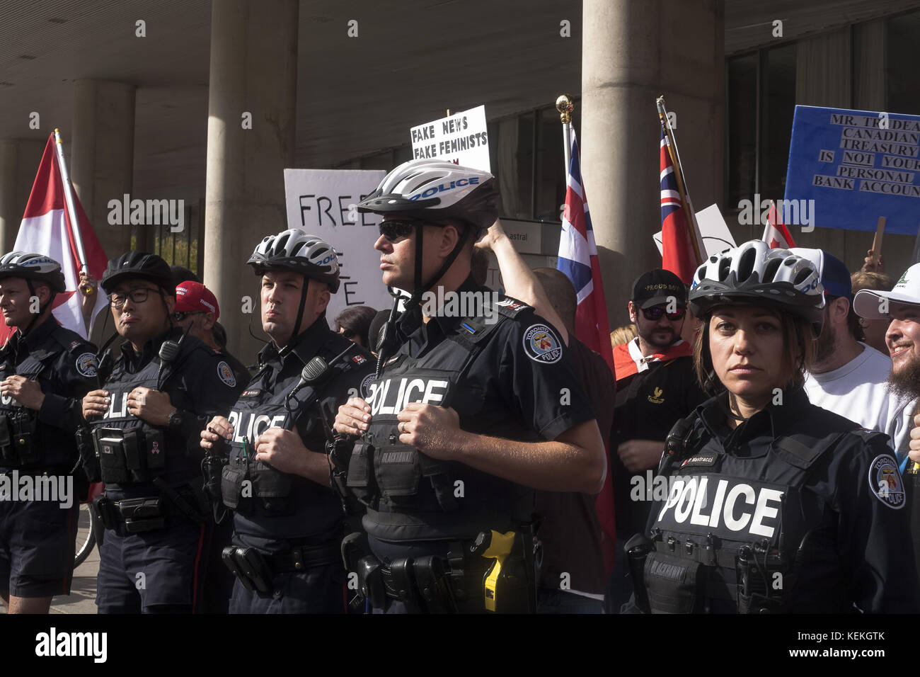 Toronto, Ontario, Canada. 22 ottobre 2017. Un piccolo numero di manifestanti protesta infastidisce il governo del primo ministro Justin Trudeau ed è stato contento da un gruppo più grande di fronte al municipio di Toronto, la violenza si rompe quando la polizia ha dovuto separare discussioni più feverose tra i due gruppi. Crediti: Joao De Franco/ZUMA Wire/Alamy Live News Foto Stock