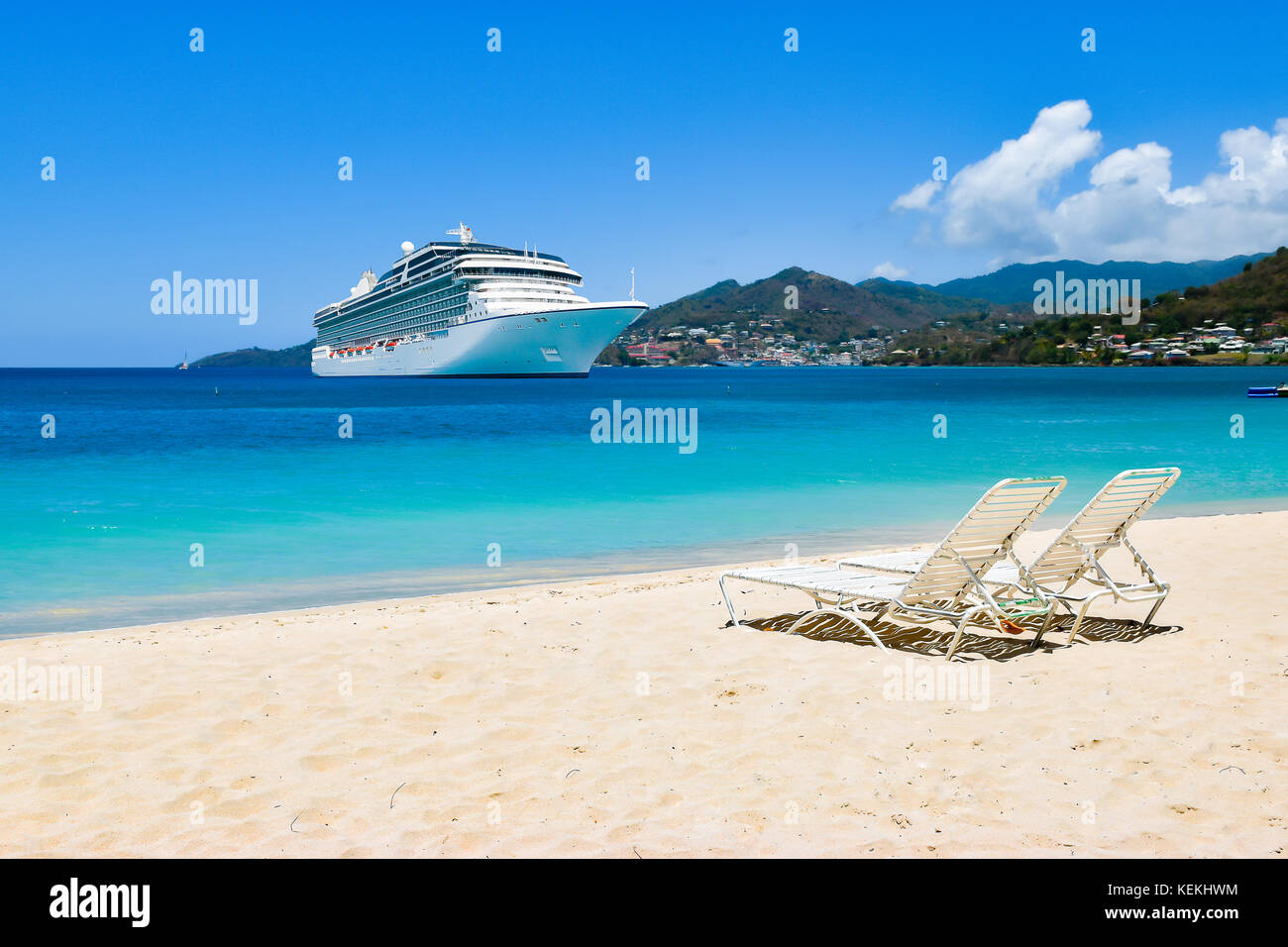 La nave di crociera sul Mar dei Caraibi con sedie a sdraio sulla spiaggia bianca sabbia. Estate concetto di viaggio. Foto Stock