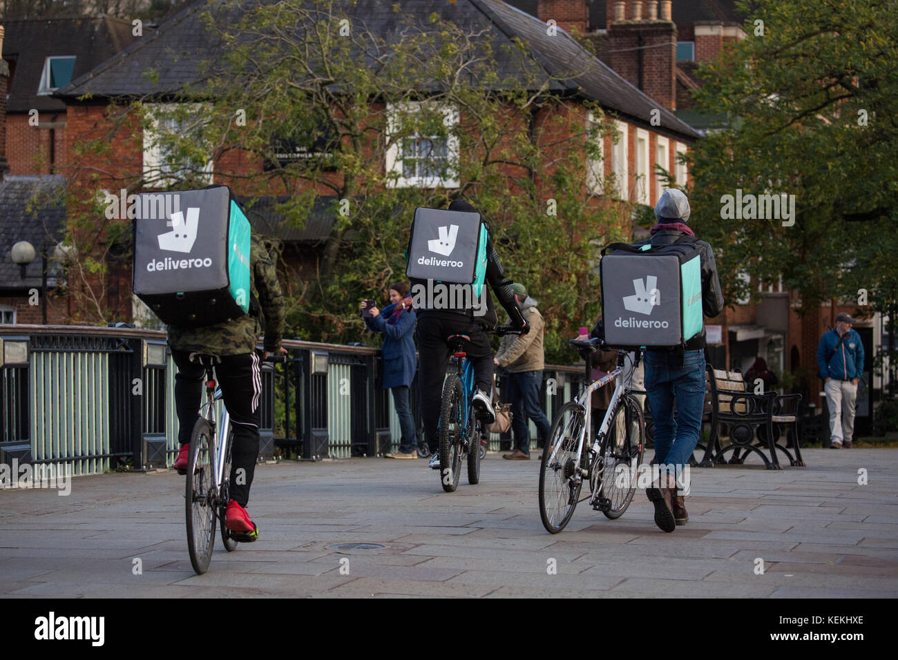 Windsor, Regno Unito. 21st Ottobre 2017. I corrieri Deliveroo attraversano il Windsor Bridge tra Eton e Windsor. Foto Stock